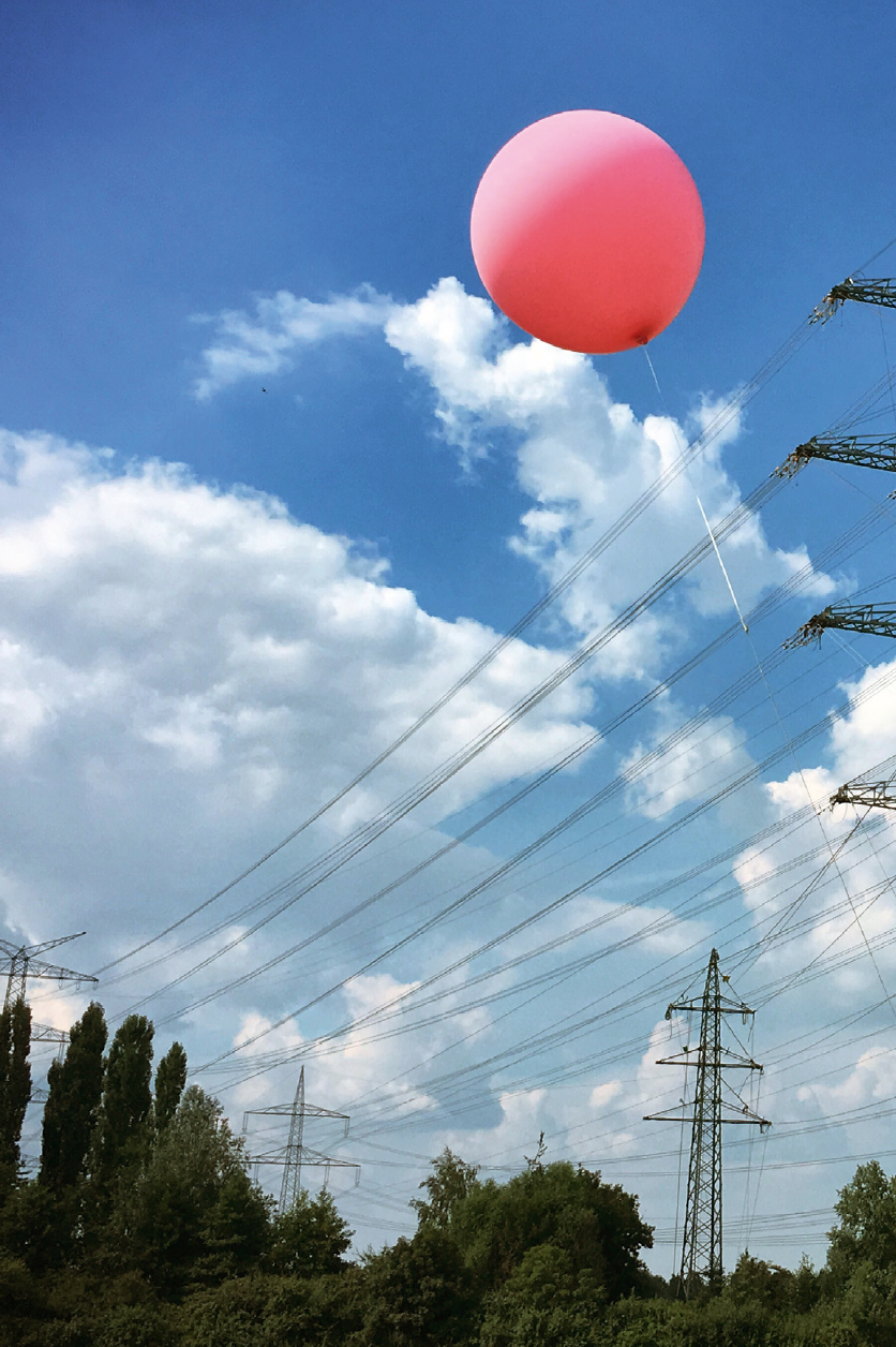 luftballon_vor_strommast