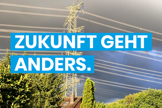 Stromleitungen und Strommast bei woklen bedecktem Himmel